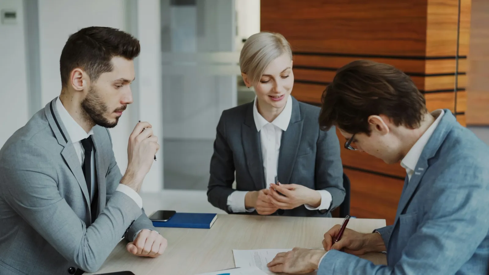 How to Choose the Right Divorce Lawyer in Calgary: 7 Questions to Ask